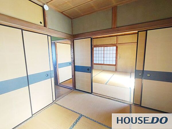 襖で仕切る続き間の和室です。畳の落ち着いた空間が広がります。