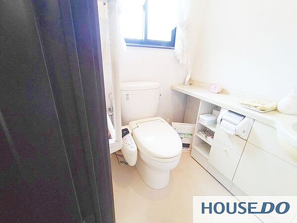 収納を備えたトイレです。