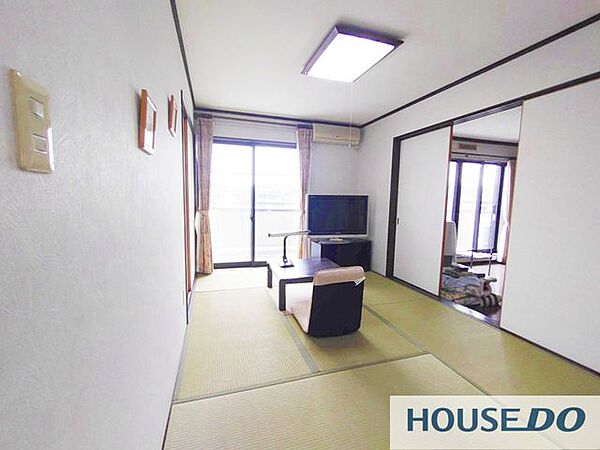 掃き出し窓から陽射しが入る明るい和室です。