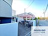 駐車場：駐輪スペースのある敷地。青空が広がる環境です。