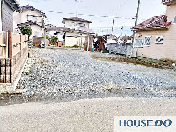 静かな住宅街に位置する現地の様子です。