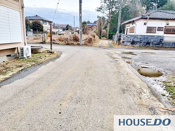 土地に接する前面道路の様子です。