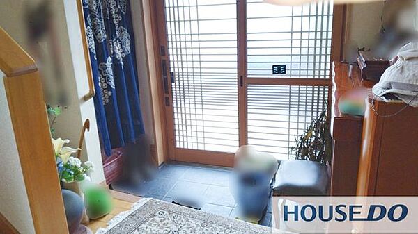 自然光が差し込む玄関。三和土が広く、来客の出迎えや荷物の一時置きにゆとりがあります。