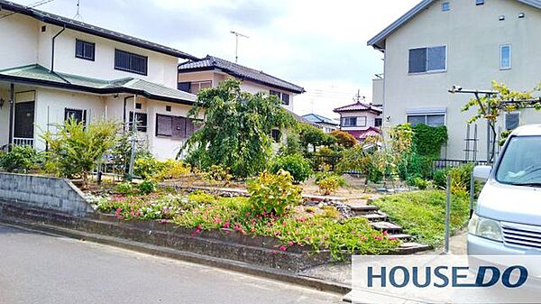 花木や植栽が育つ広い庭。四季の彩りを楽しめ、駐車スペースも確保できます。