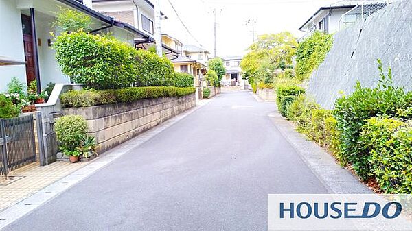 生垣が続く落ち着いた住宅街の前面道路です。
