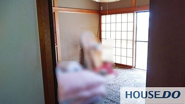 障子越しに光の入る和室です。窓が大きく明るい空間です。