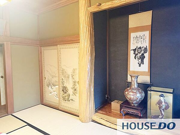 掛け軸や置物を飾れる床の間付きの和室です。
