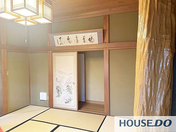 襖と欄間が趣を添える和室です。