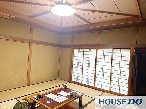 欄間や障子が趣を添える和室です。