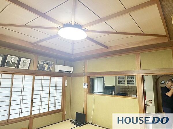 欄間で仕切られた続き間の和室です。