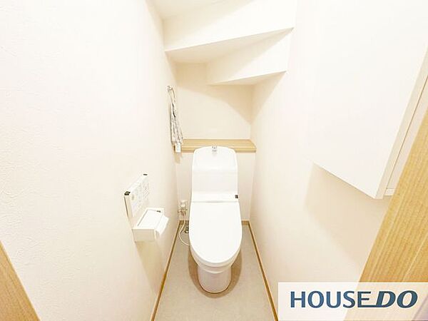 収納棚を備えたトイレです。