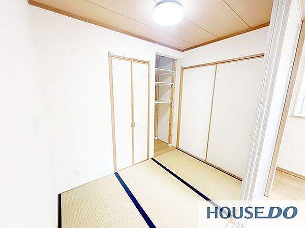 押入れ収納を備えた和室です。