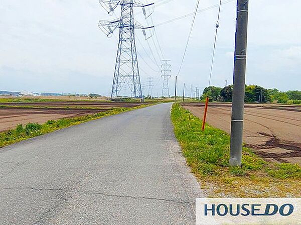 前面道路とのびやかな田園風景。車の出し入れがしやすく、開放感のある立地です。