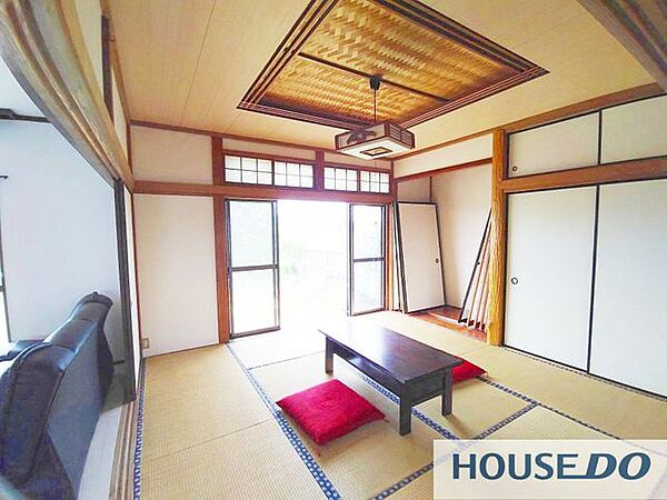 木天井の和室。掃き出し窓から光が入り、落ち着いた雰囲気の一室です。