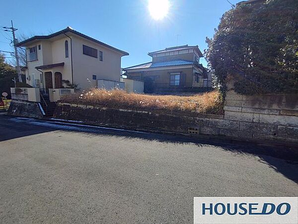 幅員のある舗装道路に接する敷地です。