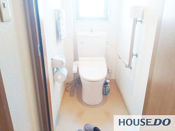 二階にもトイレを完備。窓付きで手すりもあり毎朝の身支度に便利です。