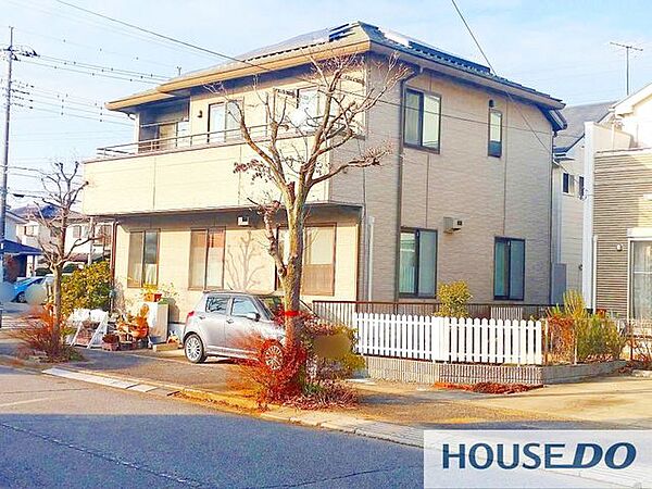 前面道路から見た外観。白いフェンスとカースペースがあり駐車やお車の出し入れがしやすい区画です。