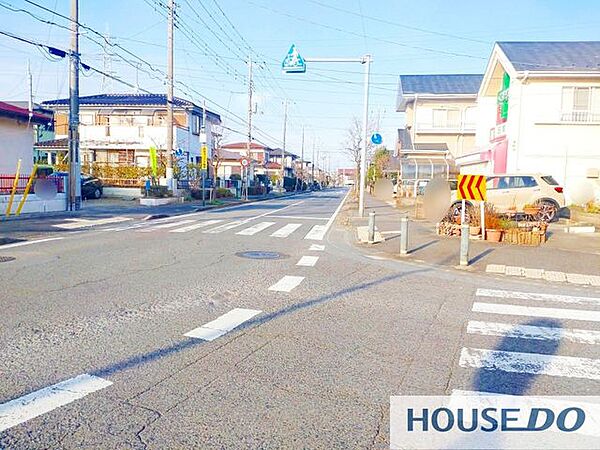前面道路の様子。見通しの良い住宅街で歩道も整った環境です。