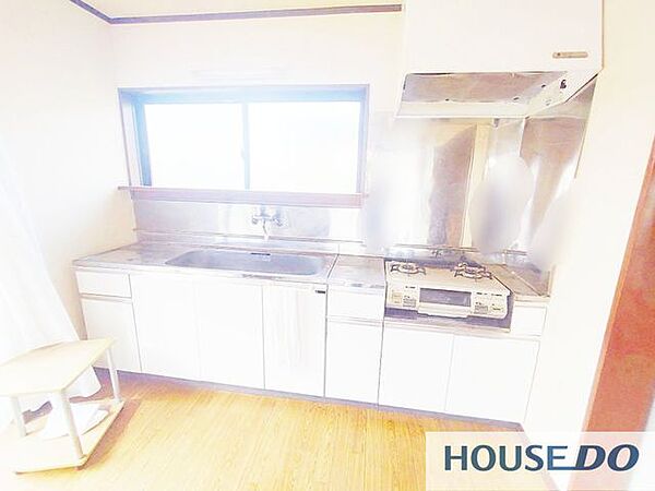 窓付きで明るいキッチンです。手元が見やすく調理がはかどります。
