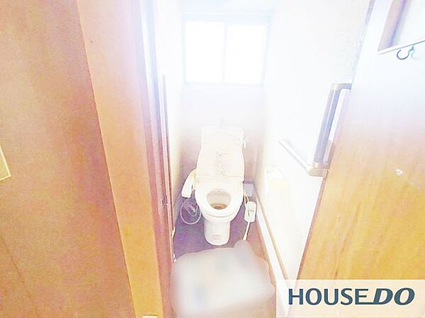 窓付きで明るく清潔なトイレです。