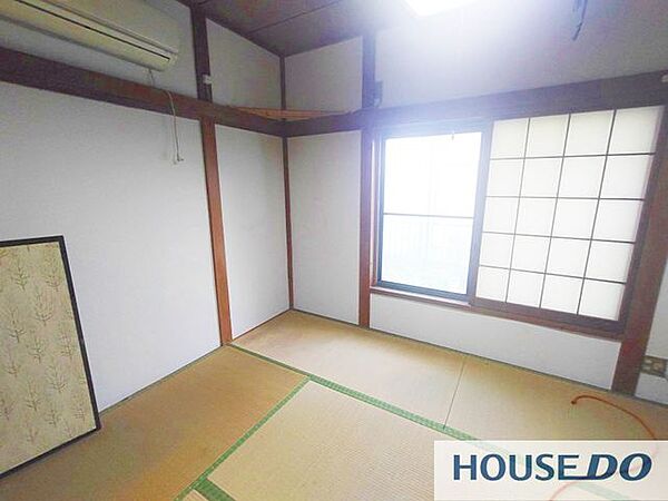押入付きの和室です。収納を確保できる使い勝手の良い一室です。