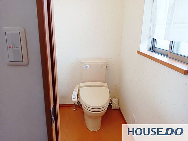 手すり付きで窓のある明るいトイレです。