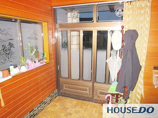 木製建具が趣ある玄関。採光が取れ明るくお出迎えできる造りです。
