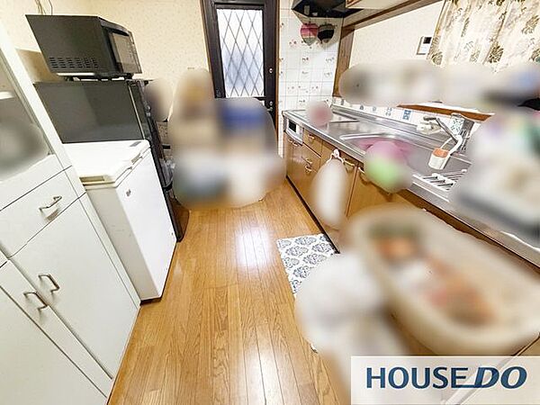木目床の対面キッチン。リビングを見渡せ会話を楽しみながら料理ができます。
