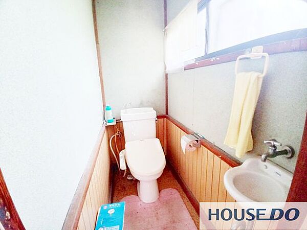 窓があり明るいトイレです。