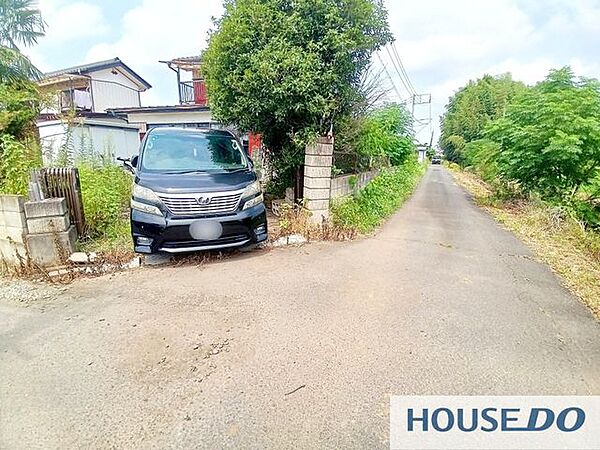 駐車スペース側から見た現地です。車の出し入れがしやすい道幅です。