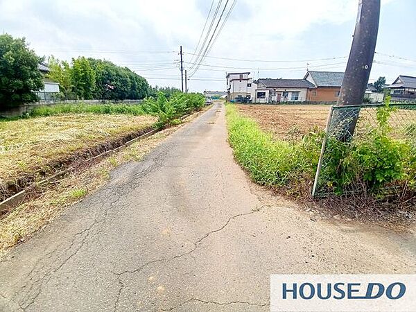 前面道路から見た現地です。周辺は落ち着いた環境です。