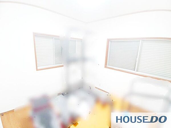 窓のある明るい子供部屋です。