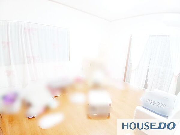 カーテンで採光を調整できる子供部屋です。