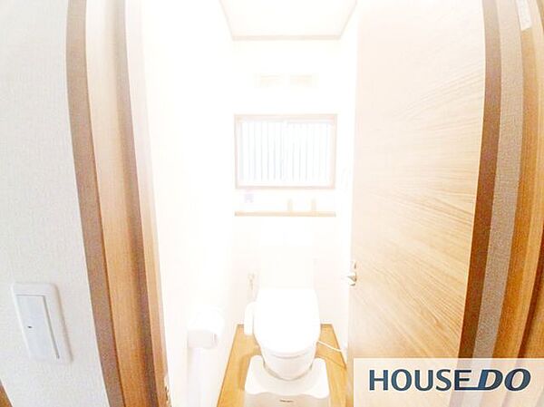 窓があり明るいトイレです。