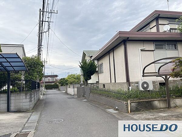 現地前面道路と周辺の街並みです。