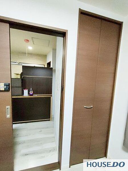 木目調の建具でまとめた内装。リノベーションされた上質な雰囲気です。