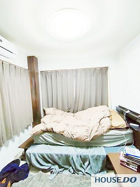 梁を見せた洋室。落ち着いた雰囲気で寝室にも使えるお部屋です。