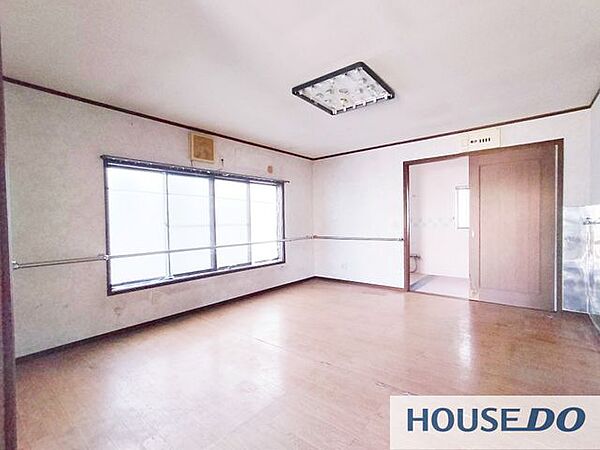 蛍光灯付きの洋室。窓が大きく明るい居室です。