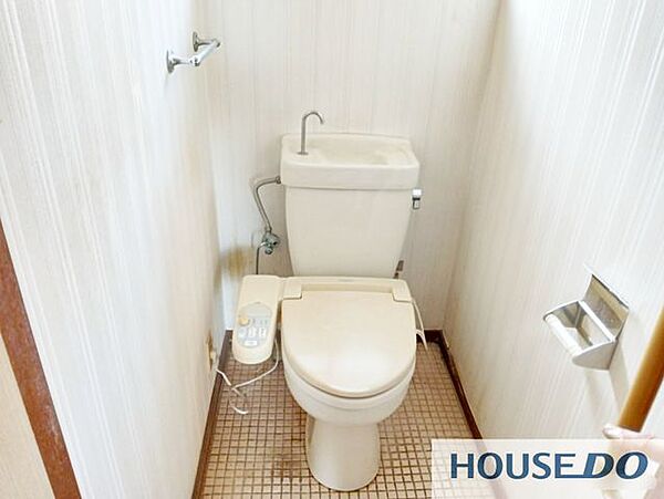 手すり付きのトイレです。