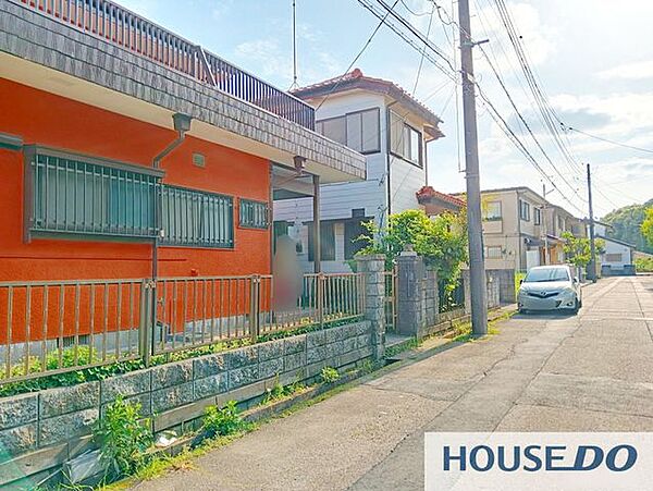 別角度から見た前面道路含む外観です。