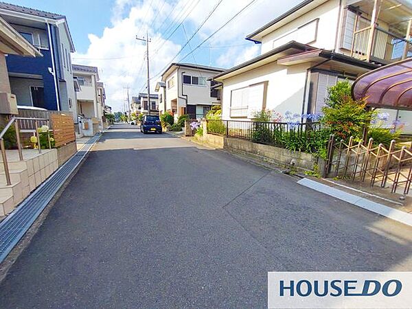 前面道路を含めた外観の様子です。