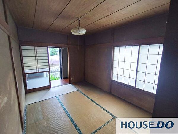掃き出し窓から出入りできる和室です。