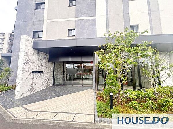 石張りと植栽が美しいエントランスアプローチ。落ち着いた佇まいでお迎えします。