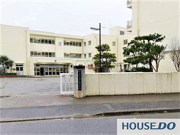 取手市立戸頭中学校 徒2分。 110m