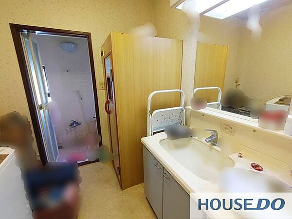 三面鏡と下部収納を備えた洗面室。浴室とつながる動線です。