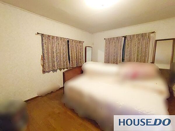 腰窓が2か所ある洋室。家具を置きやすい整った形の居室です。