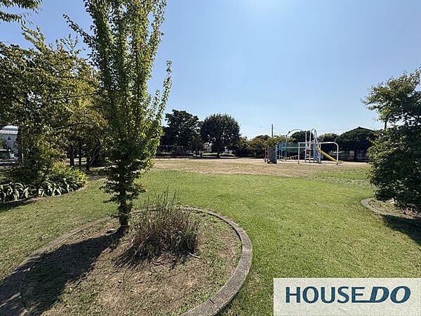 歩いてすぐの公園は広々としてウォーキングや運動もでき健康的に過ごせます♪