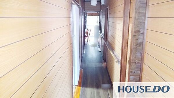 板張りの廊下です。各部屋への動線をご確認いただけます。