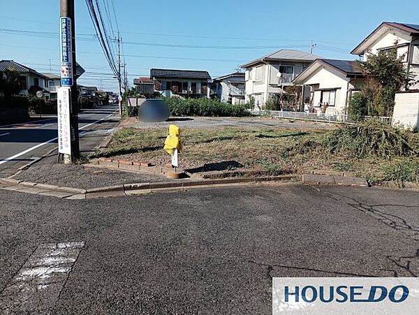 周辺の街並みです。利根町立利根小学校・利根中学校のほか、スーパーや役場、郵便局が徒歩圏内にあります。