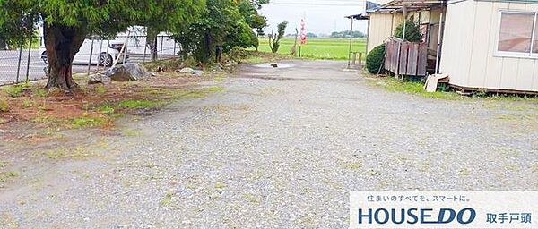 砂利敷きで整地された土地。奥まで広さがあり活用の幅が広がります。